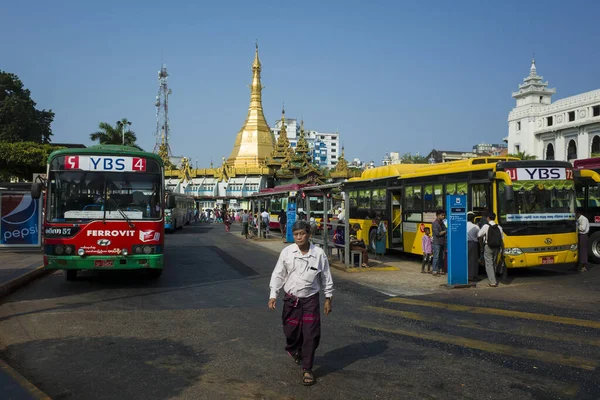 ヤンゴン ミャンマー 2019年12月29日 スーレーパゴダの隣のバスステーションを歩くビルマ人男性 — ストック写真