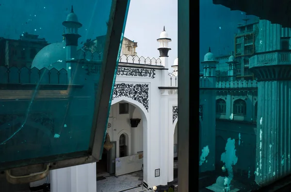 缅甸仰光 2019年12月29日 Mogul Shiah清真寺从对面建筑的窗户眺望 — 图库照片