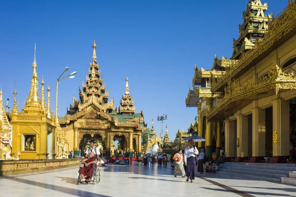 Yangon Mianmar December 2019 Fogyatékkal Élő Buddhista Szerzetes Tolószéken Zarándokok — Stock Fotó