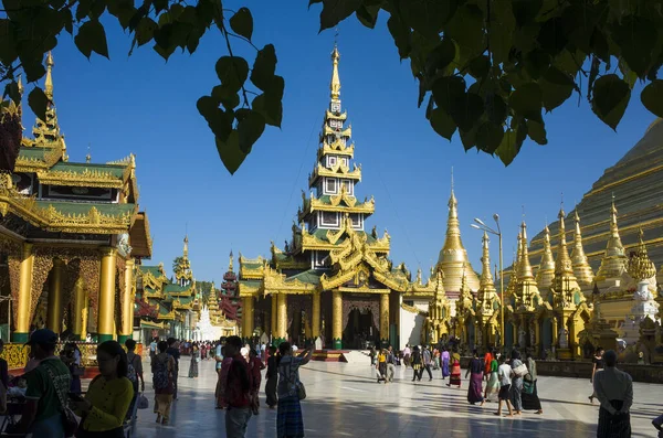미얀마 미얀마 2019 미얀마에서 관광객 유치를 슈웨곤 골든파고 사원의 골목에 — 스톡 사진