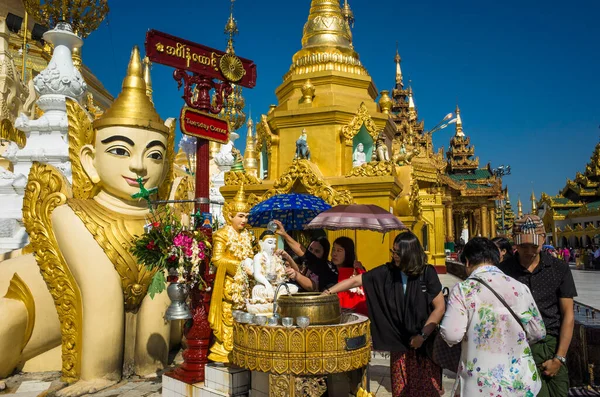 Yangon Myanmar Grudnia 2019 Wtorkowy Narożnik Świątyni Shwedagon Big Golden — Zdjęcie stockowe