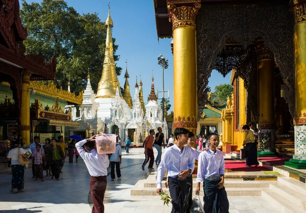 Yangon Μιανμάρ Δεκεμβρίου 2019 Ατμόσφαιρα Μέσα Στο Ναό Του Shwedagon — Φωτογραφία Αρχείου