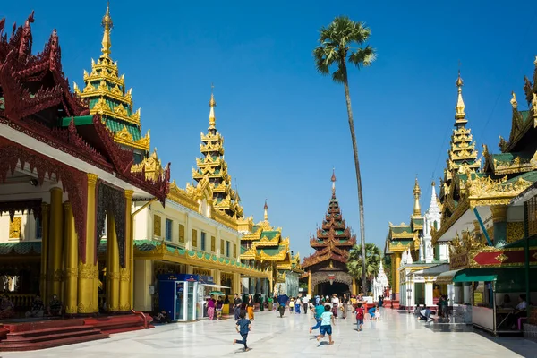 Yangon Myanmar Prosince 2019 Atmosféra Uvnitř Chrámu Shwedagon Big Golden — Stock fotografie
