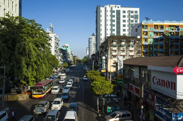 缅甸仰光 2019年12月26日 商业区的繁忙道路 — 图库照片