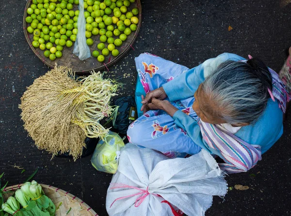 Yangon Myanmar Décembre 2019 Femme Âgée Vendant Des Légumes Sur — Photo