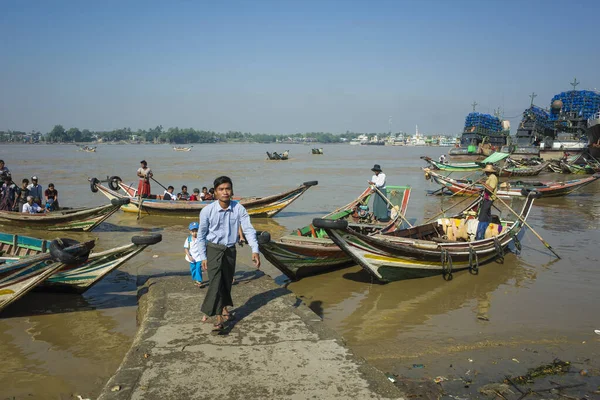 Yangon Myanmar Diciembre 2019 Yangon River Barcos Madera Transporte Público — Foto de Stock