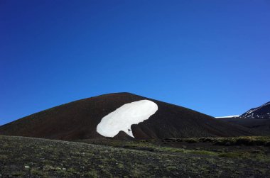 Konuşma baloncuğu karı, Şili 'deki Villarrica ulusal parkındaki koyu kül tepesinde doğal şekle bürünüyor. Patagonya' daki karanlık volkanik manzara.