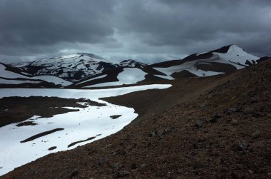 Villarrica Ulusal Parkı 'ndaki antik volkanik kalderaların kalıntıları, gri bulutların altındaki Volkan Quetrupillan manzarası Şili' deki Villarrica Ulusal Parkı, Patagonya Doğası