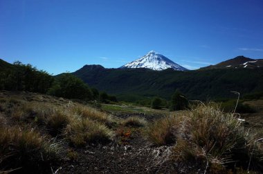 Volkan Lanin, güzel dağ manzarası, Şili ile Arjantin arasındaki sınırda Güney Amerika doğası, Villarrica Milli Parkı manzarası