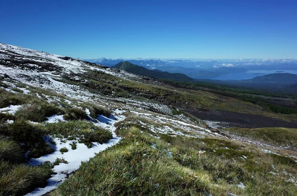 Krajobraz Przyrody Trawa Śnieg Zboczu Wulkanu Villarrica Czyste Błękitne Niebo — Zdjęcie stockowe
