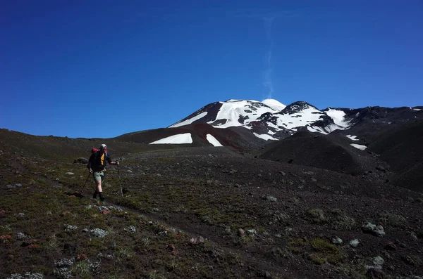 Пеший Турист Темном Ландшафте Вулкана Villarrica Traverse След Ясное Голубое — стоковое фото