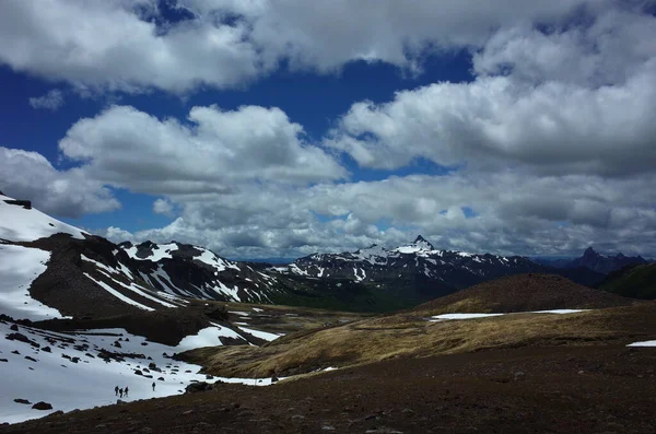 パタゴニアの山の風景アンデス 雪の山を歩くハイカー ビラリカはビラリカ国立公園 川プエスコ渓谷 クエキリルとPeinetas山 チリのハイキングトレイルを横断 — ストック写真
