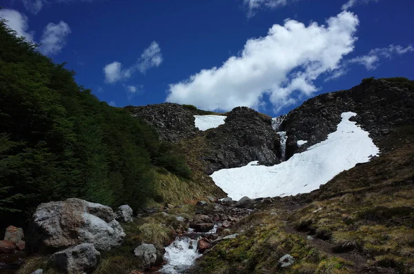 Fluxo Água Doce Derretida Corre Longo Encosta Lava Solidificada Desaparecendo — Fotografia de Stock