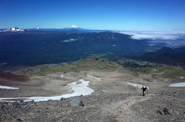 Senderismo Patagonia Turista Caminando Por Empinada Ladera Del Volcán Puyehue —  Fotos de Stock