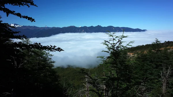 Montañas Por Encima Las Nubes Vista Desde Ladera Montaña Hasta —  Fotos de Stock
