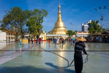 Yangon, Myanmar - 22 Aralık 2019: Botataung Pagoda önündeki meydanı süpürge ve suyla temizlemek