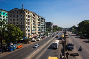 Yangon, Myanmar - 22 Aralık 2019 Strand Yolu ve eski püskü gökdelenler