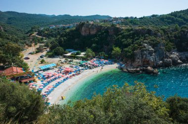 Kas, Türkiye - 17 Ekim 2019: Resimli Büyük Çakıl Sahili, Kas yakınlarındaki Türk Akdeniz kıyısında popüler turizm beldesi
