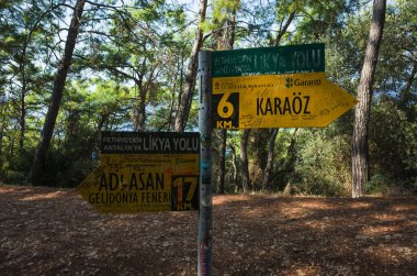 Lycian Yolu, Türkiye - 28 Ekim 2019: Lycian Yolu sarı işaret direği Gelidonya deniz feneri, Akdeniz kıyı şeridi ile Kakaoz ve Adrasan 'ı gösteriyor