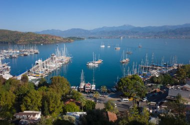 Fethiye, Türkiye - 28 Eylül 2019: Turkuaz su ve dağlarla Fethiye limanının manzarası