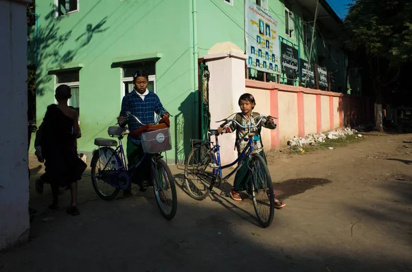Amarapura Mandalay Myanmar Stycznia 2020 Dwie Dziewczyny Rowerami Wychodzą Bramy — Zdjęcie stockowe