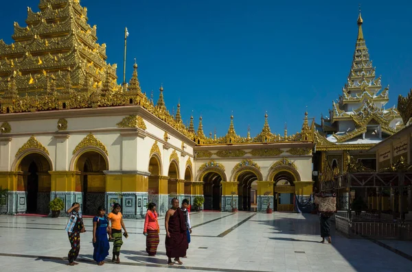 Mandalay Myanmar Januari 2020 Kuil Buddha Mahamuni Sekelompok Orang Dengan — Stok Foto