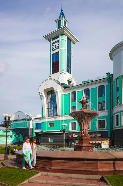ロシアのノヴォシビルスク 2021年7月20日 郊外駅の時計塔と噴水広場 — ストック写真
