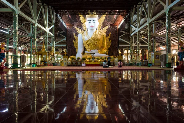 Yangon Myanmar Dezembro 2019 Estátua Buda Ngahtatgyi Buddha Temple — Fotografia de Stock