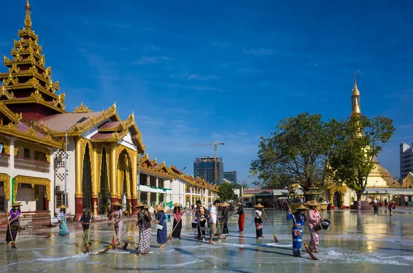 Yangon Myanmar Grudnia 2019 Czyszczenie Placu Przed Botataung Pagoda Miotłami — Zdjęcie stockowe