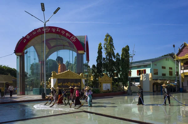 缅甸仰光 2019年12月22日 博塔通塔地区的佛像用扫帚和水清洗广场 — 图库照片