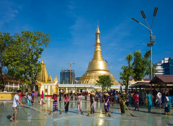 Yangon Myanmar Desember 2019 Membersihkan Lapangan Depan Pagoda Botataung Dengan — Stok Foto