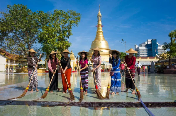 Yangon Myanmar Desember 2019 Kelompok Anak Perempuan Dengan Pakaian Tradisional — Stok Foto