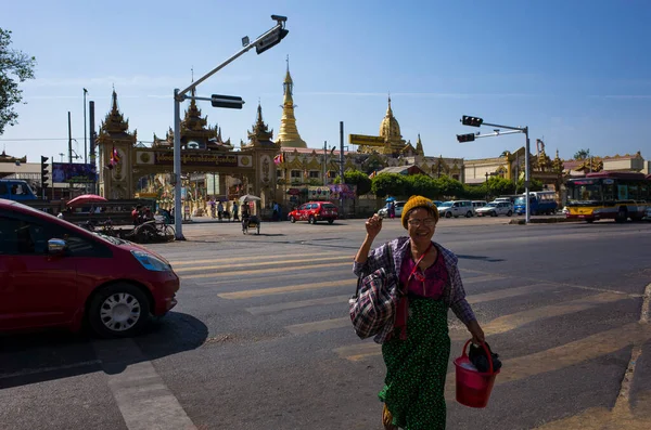 Yangon Mianmar December 2019 Burmai Mosolyog Fut Strand Road Mindennapi — Stock Fotó