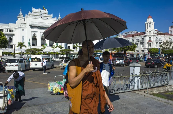 Yangón Myanmar Diciembre 2019 Monje Budista Con Sombrilla Que Entra —  Fotos de Stock