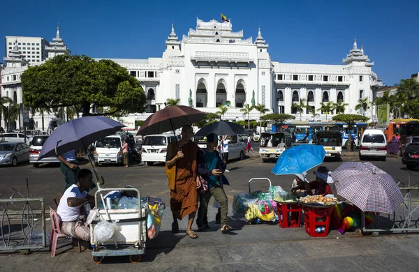 Yangón Myanmar Diciembre 2019 Edificio Colonial Del Ayuntamiento Yangón Vendedores —  Fotos de Stock