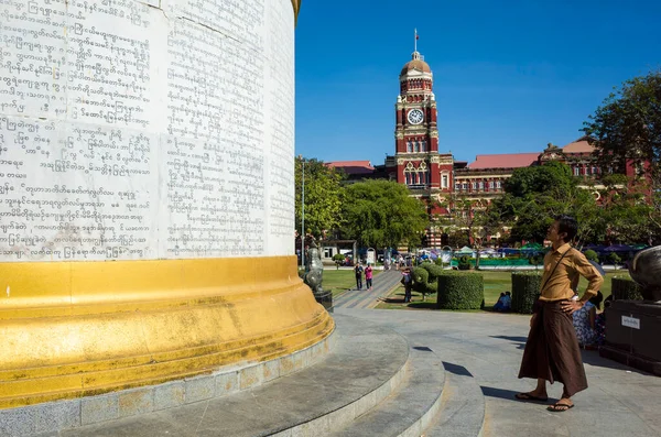 Yangón Myanmar Diciembre 2019 Hombre Vestido Con Ropa Tradicional Birmana —  Fotos de Stock