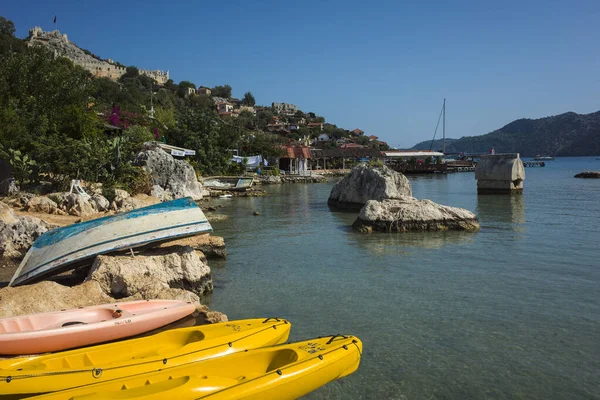 トルコのKalekoy 10月 2019 Kalekoy城の村で地中海沿岸で使用されていないカヤックや古いボートの葉 人気の観光地 — ストック写真