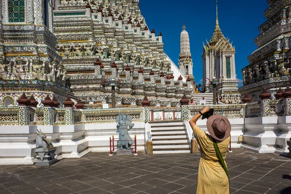 Bangkok Thailand November 2019 Turis Wanita Memotret Kuil Wat Arun — Stok Foto