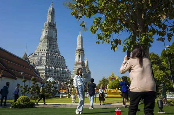 Bangkok Tajlandia Grudnia 2019 Azjatyccy Turyści Fotografujący Przed Świątynią Wat — Zdjęcie stockowe