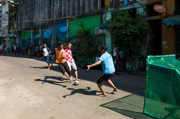 Yangon Myanmar Grudnia 2019 Piłka Nożna Brudnej Ulicy Boso Asfalcie — Zdjęcie stockowe