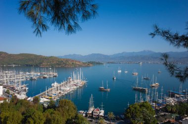 Fethiye, Türkiye - 28 Eylül 2019: Turkuaz su ve dağlarla Fethiye limanının manzarası