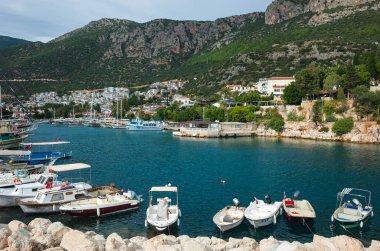 Kas, Türkiye - 16 Ekim 2019: Marinadaki küçük tekneler ve Türk Akdeniz kıyısındaki kayalık dağlar, Popüler turizm beldesi
