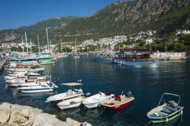 Kas, Türkiye - 17 Ekim 2019: Kas Marina 'daki tekneler ve Türk Akdeniz kıyısındaki dağlar, Popüler turizm beldesi