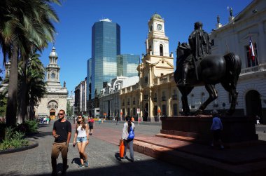 Santiago, Şili - 25 Kasım 2018: Şehir merkezindeki Plaza de las Armas meydanı Santiago katedrali, atında Pedro de Valdiviva anıtı, Ulusal müze binası ve modern gökdeleni