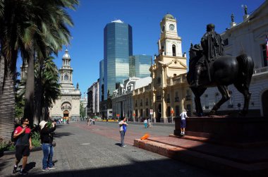 Santiago, Şili - 25 Kasım 2018: Turistler Pedro de Valdiviva 'nın şehir merkezindeki Plaza de las Armas meydanındaki atının üzerindeki anıtının fotoğraflarını çektiler