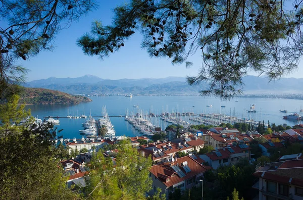 Fethiye, Türkiye - 28 Eylül 2019: Fethiye ilçesi, turkuaz su ve dağlarla liman manzarası