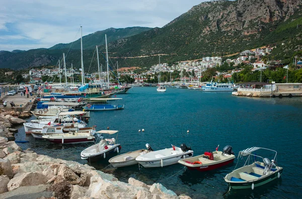 トルコ 10月 2019 Kas Marinaとトルコ地中海沿岸の岩の多い山のボート 人気の観光地 — ストック写真