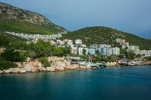 土耳其卡斯 2019年10月16日 土耳其地中海沿岸受欢迎旅游胜地丘陵上的风景如画的沿海城镇 — 图库照片