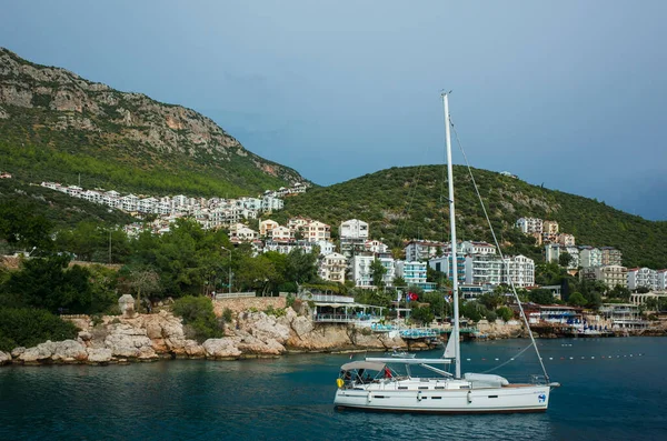 土耳其卡斯 2019年10月16日 卡斯码头豪华白色游艇 沿海城镇位于山丘上 是土耳其地中海沿岸受欢迎的旅游胜地 — 图库照片
