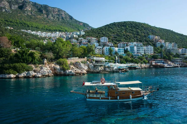 土耳其卡斯 2019年10月17日 在土耳其地中海沿岸受欢迎的旅游胜地卡斯马里纳与游客的每日船游和私人观光船 其沿海城镇位于山丘上 — 图库照片
